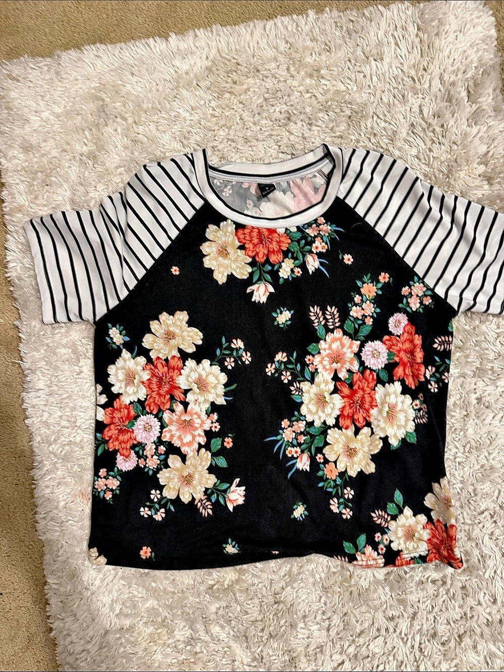 Moss Rose Floral Short Sleeve Top in Black & White Size Medium Like New